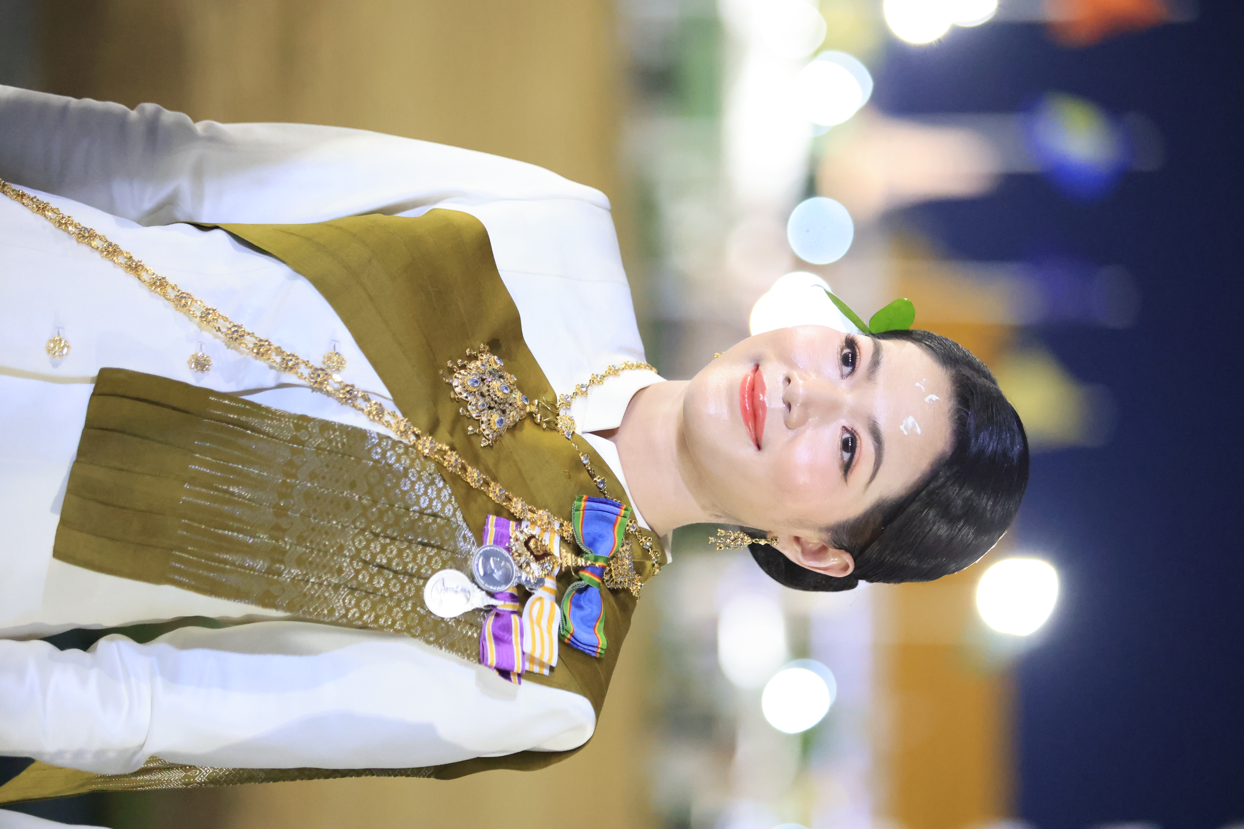 title - ปลัดเกษตรฯ ผู้ทำหน้าที่พระยาแรกนา พร้อมด้วยเทพีคู่หาบทองและเทพีคู่หาบเงิน ทำพิธีล้างมือพระยาแรกนา และเจิมหน้าพระโค
